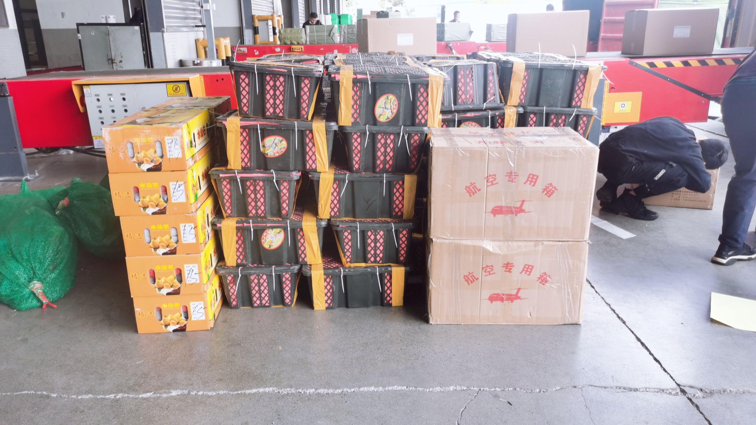 那么首先我們應(yīng)該知道特殊物品是什么東西？特殊物品運輸

1、活體動植物(或動植物制品)----需動植物檢疫站頒發(fā)的動植物檢疫證書。

2、麻醉藥品----需衛(wèi)生部藥政管理局發(fā)的麻醉品運輸憑證。

3、音像制品----需省社會文化管理委員會辦公室發(fā)的音像制品運輸傳遞證明。

4、罐裝液體、粉狀物品----需出產(chǎn)廠家的物品性質(zhì)證明。

5、海鮮----不同地方需要不同的海鮮包裝箱。南航和白云機場分別要用其指定的專用箱,單用泡沫箱不能裝機，需外加紙箱并打包帶。

6、玻璃必須訂封閉木箱，打三角架。

7、違禁品----爆炸品(如炸藥)、壓縮氣體和液壓氣體(如煤氣)、易燃易爆液體或固體、氧化劑和有機過氧化物(乒乓球)、毒品和感染性物品(如白粉)、放射性物品、腐蝕品(如硫酸)、磁性物品、麻醉物品、電池等;

尺寸重量限制

1、根據(jù)航班機型及始發(fā)站、中轉(zhuǎn)站和目的站機場的設(shè)備條件、裝卸能力確定可收運貨的最大重量和尺寸。

2、非寬體飛機，單件貨物重量一般不超過80千克，尺寸以不超過航線機型的貨艙門尺寸、宜，機型 前、后貨艙門 散裝貨艙門 收貨尺寸備注

3、貨物的最小尺寸除可直接隨附貨運單的文件、信函類貨物外，其它貨物的長、寬、高之不得小于40厘米。低于以上標(biāo)準(zhǔn)者，由托運人加大包裝。
